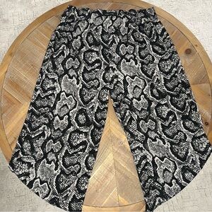 Larry Levine Snake Print crop pants‎